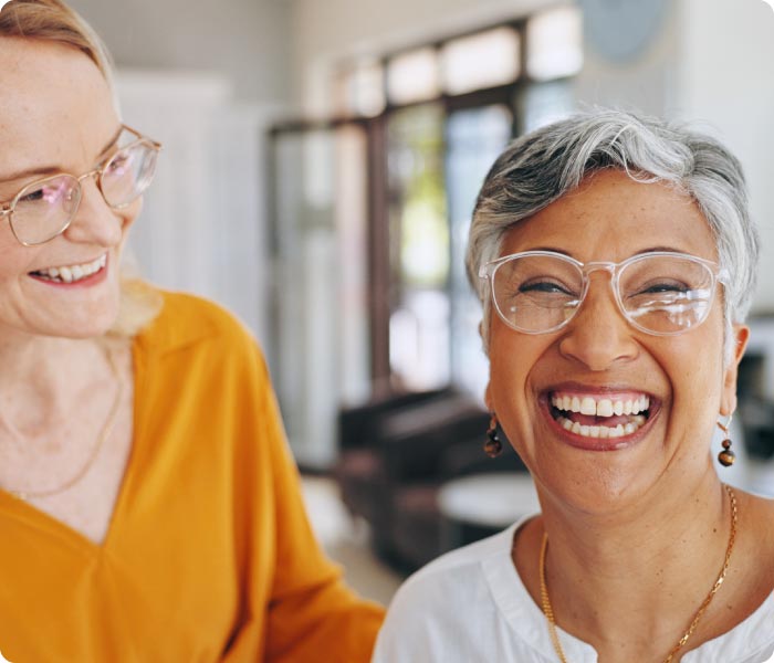 femme souriante lunettes